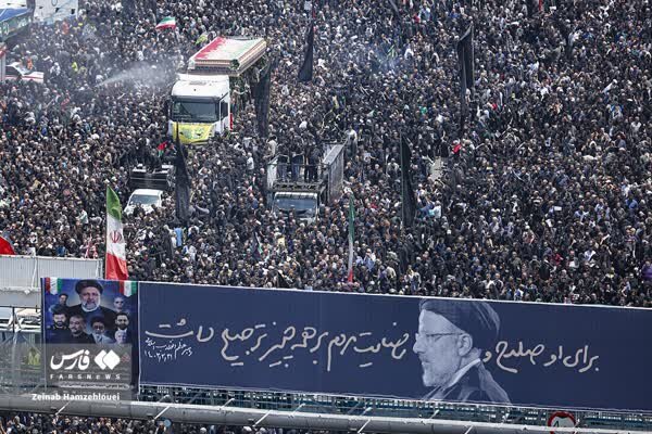 مقایسه جمعیت تشییع دو رئیس جمهور شهید به فاصله ۴۳ سال | تصاویر