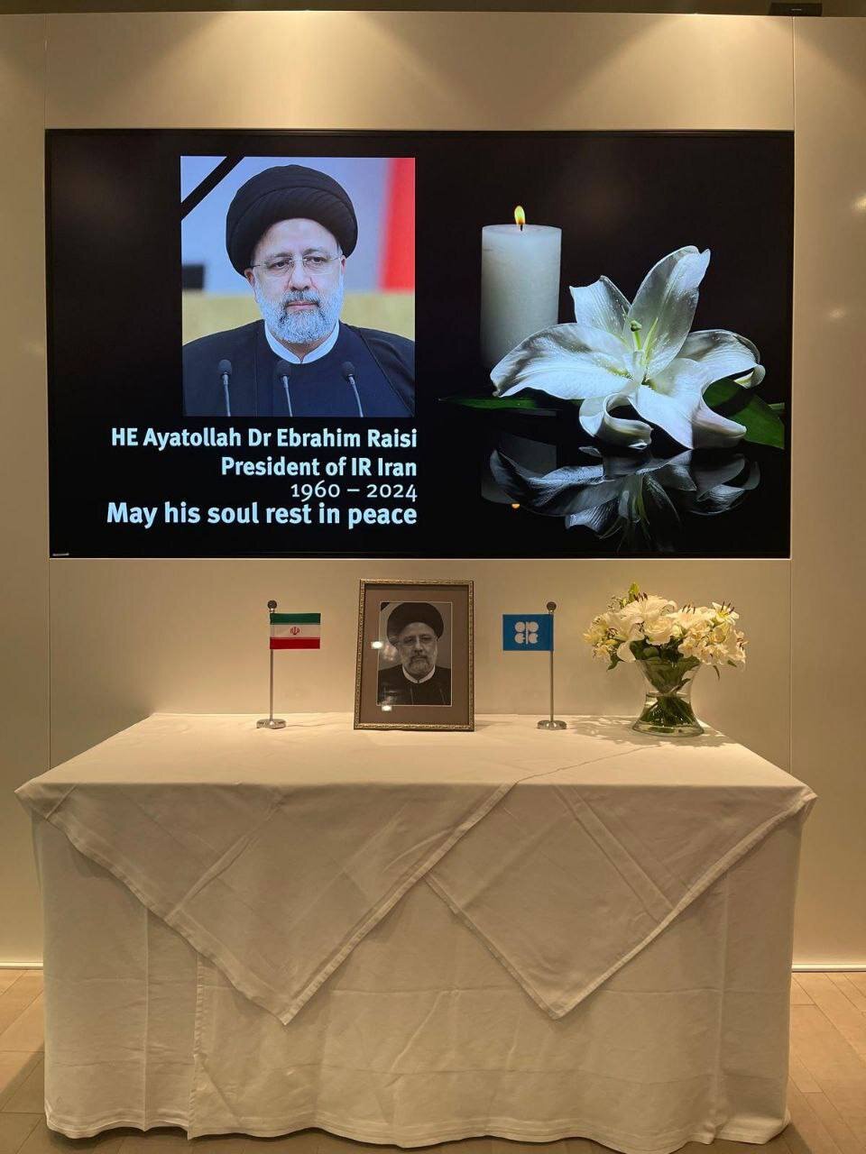 میز یادبود برای رئیس‌جمهور شهید ایران در لابی ساختمان اوپک | عکس