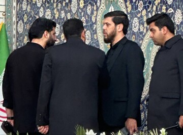 اشک‌های جواد مهرابی محافظ رئیس‌جمهور در مراسم تشییع شهید موسوی