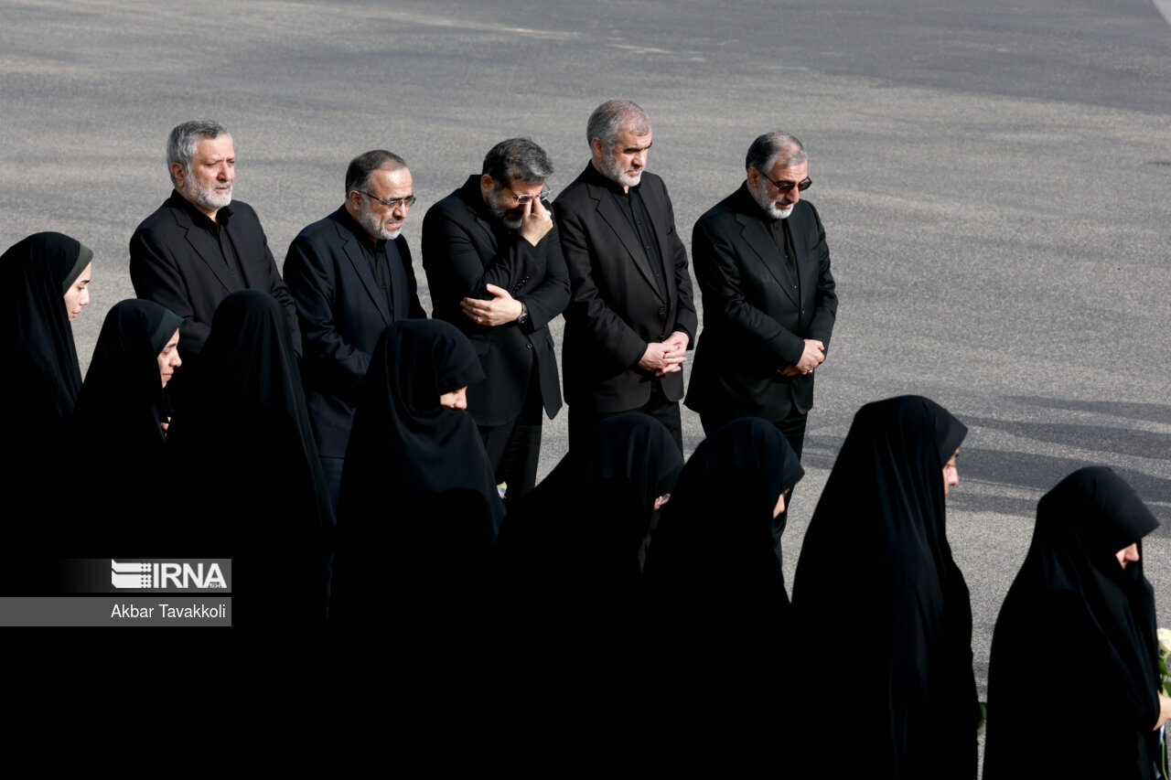 تشییع تاریخی رئیس جمهوری در خراسان جنوبی | مردم «سید» را در آغوش گرفتند + تصاویر