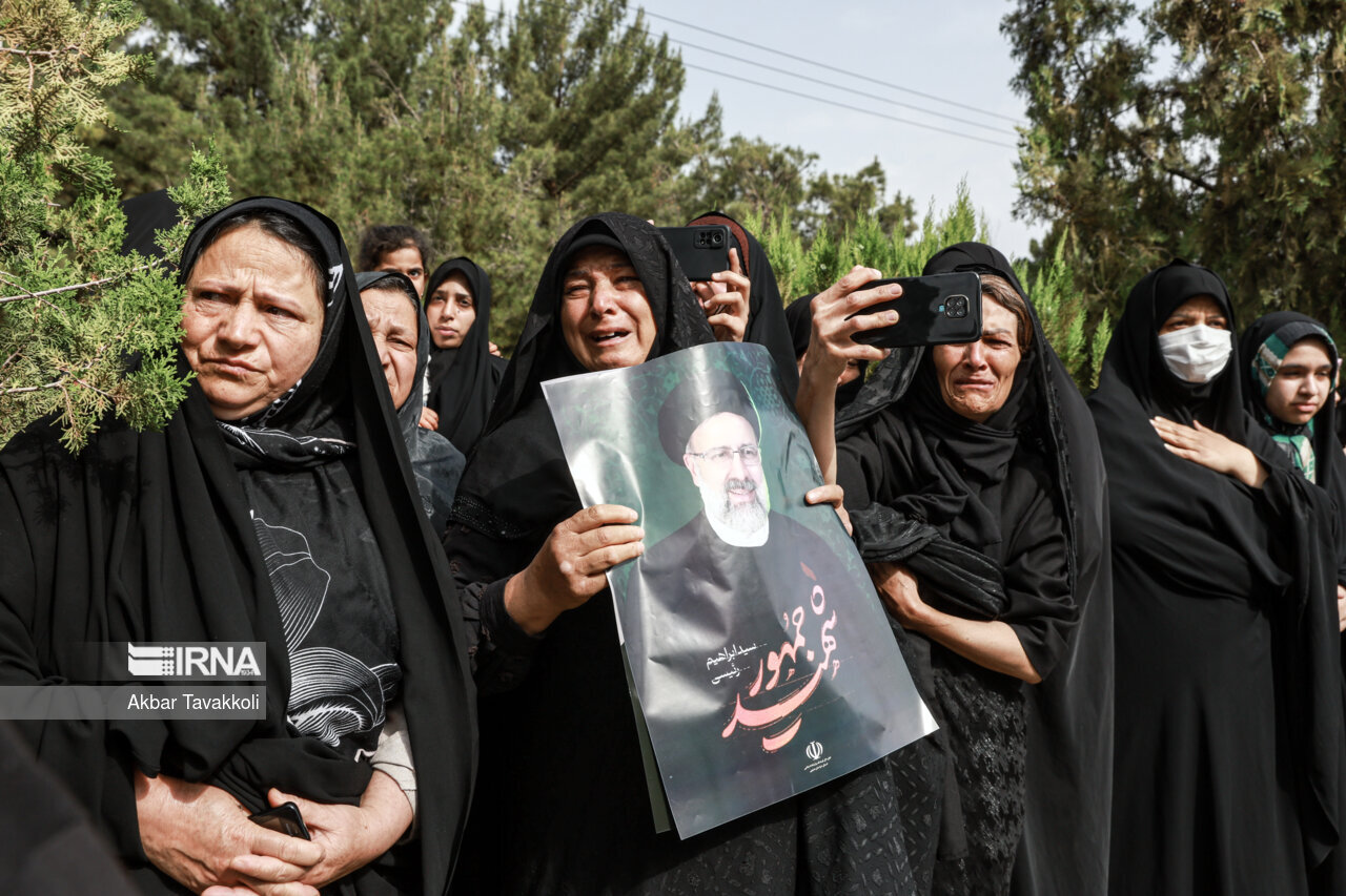 تشییع تاریخی رئیس‌جمهوری در خراسان جنوبی | مردم «سید» را در آغوش گرفتند + تصاویر