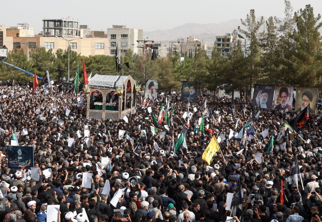 تشییع تاریخی رئیس‌جمهوری در خراسان جنوبی | مردم «سید» را در آغوش گرفتند + تصاویر