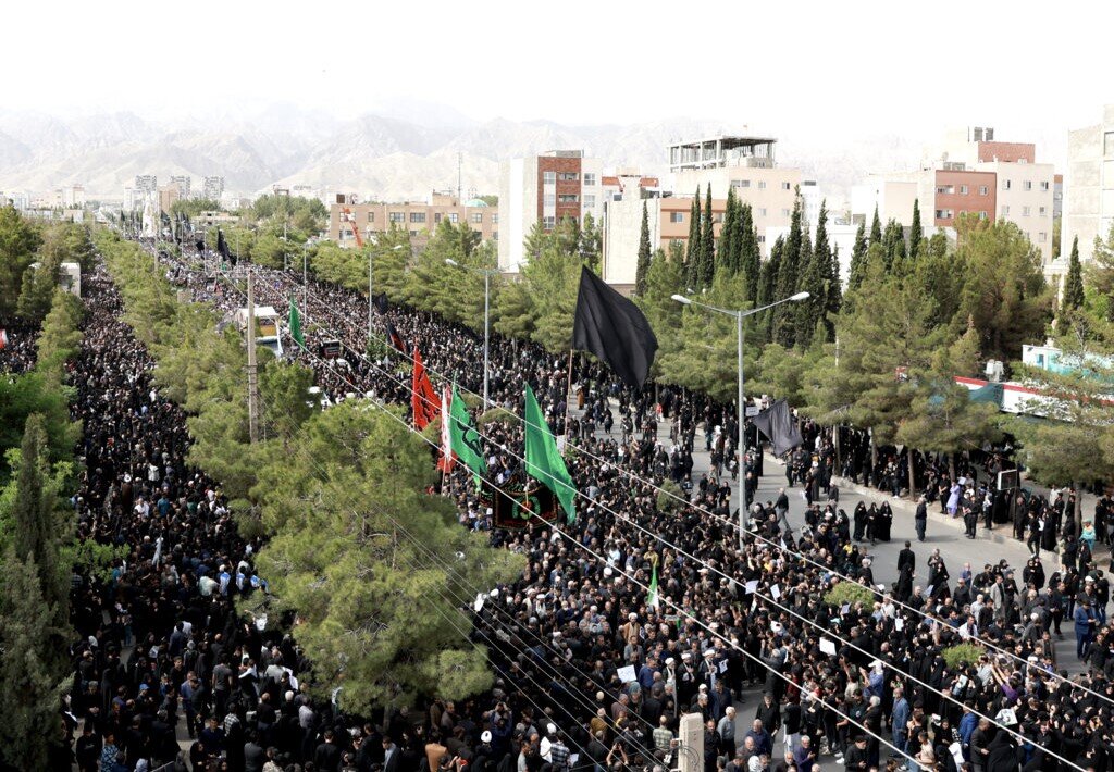 تصاویر هوایی از خیل عظیم جمعیت در مراسم تشییع رئیس‌جمهور در مشهد  +ویدیو