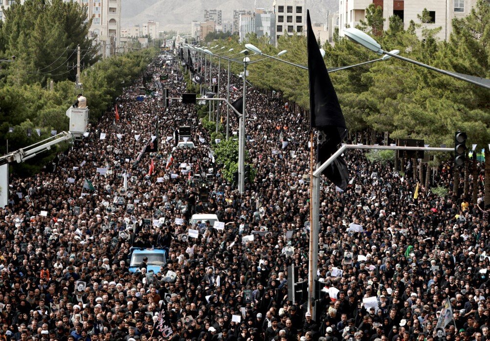 تشییع تاریخی رئیس جمهوری در خراسان جنوبی | مردم «سید» را در آغوش گرفتند + تصاویر