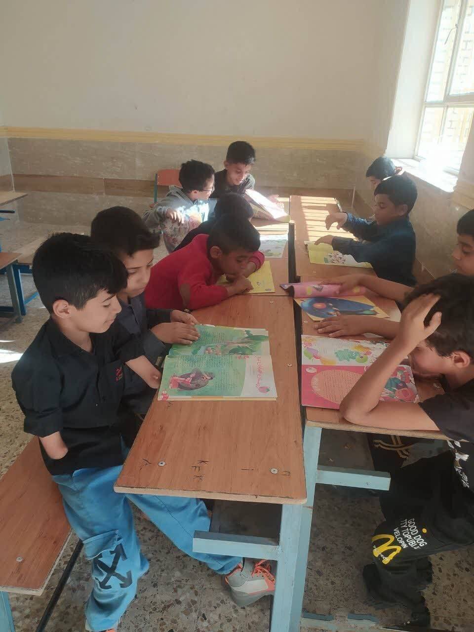 این پسر با دستهای مصنوعی دروازه بانی می کند