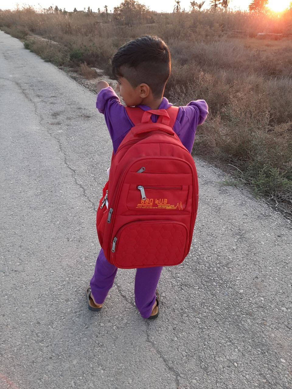 این پسر با دستهای مصنوعی دروازه بانی می کند