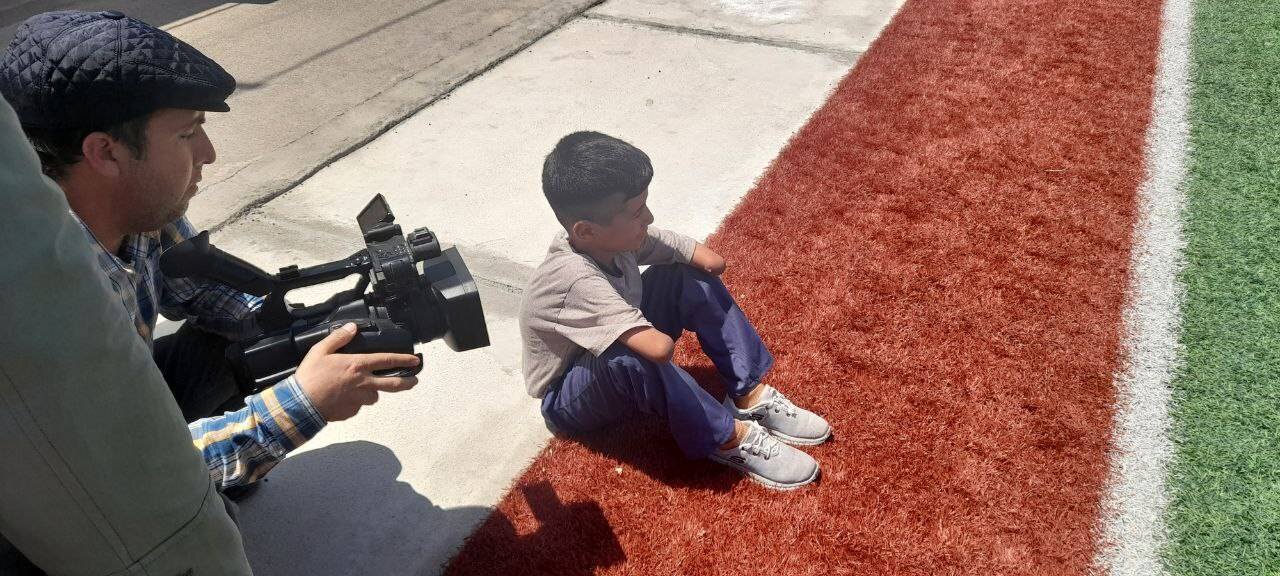 این پسر با دستهای مصنوعی دروازه بانی می کند