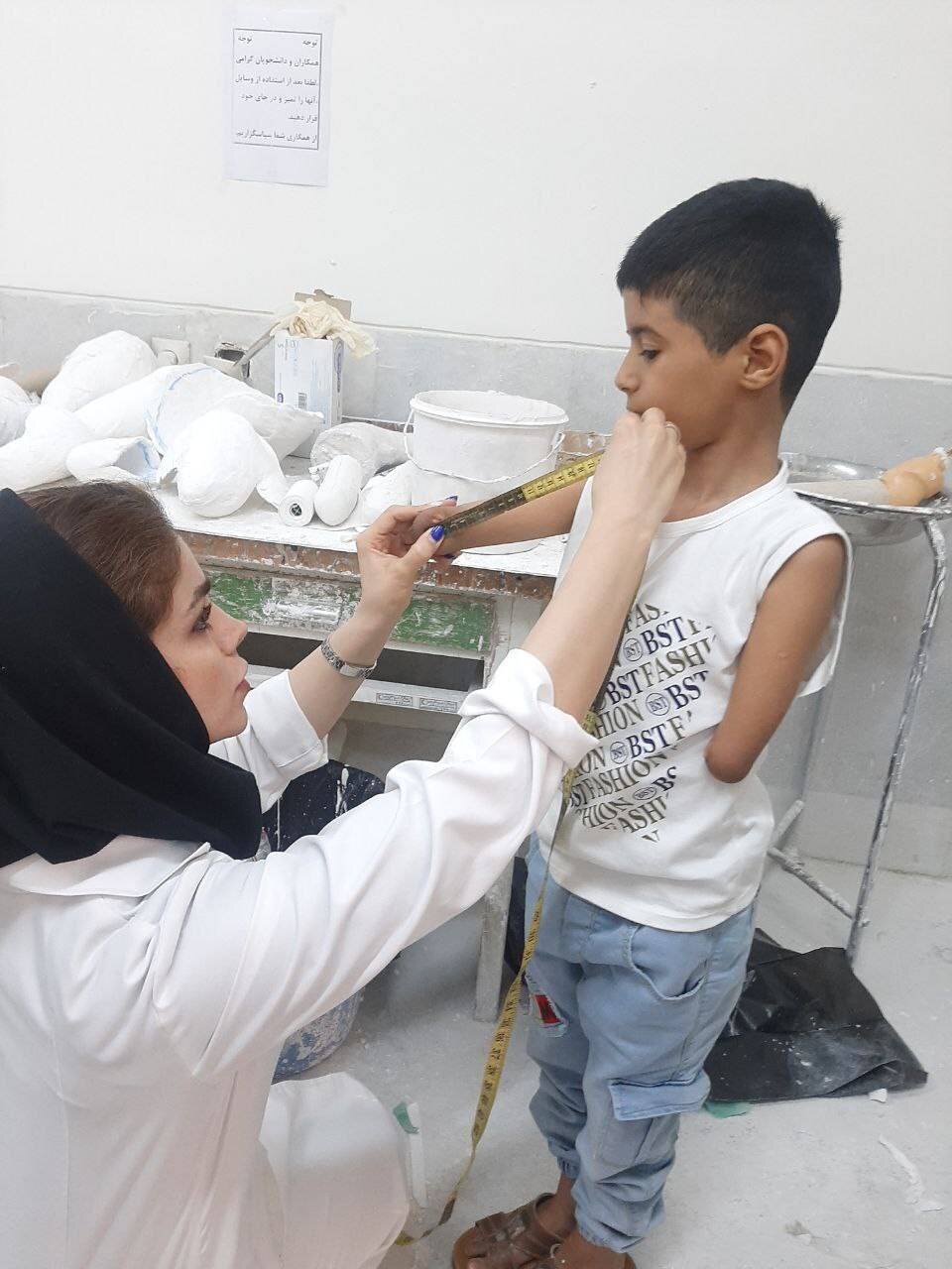 این پسر با دستهای مصنوعی دروازه بانی می کند