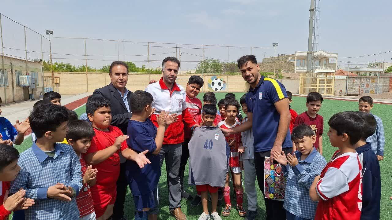 این پسر با دستهای مصنوعی دروازه بانی می کند