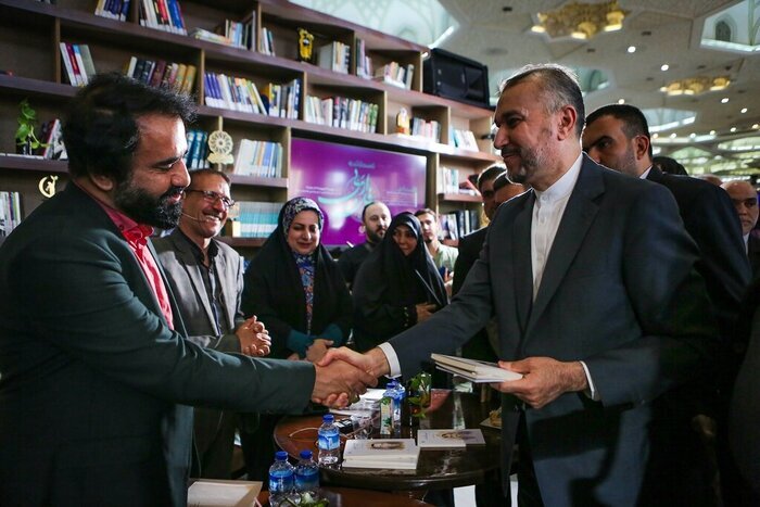 روایت خانم شاعر از رئیس جمهور شهید | برنامه را لغو نکرد، مستقیم از سفر خارجی به شهر ما آمد