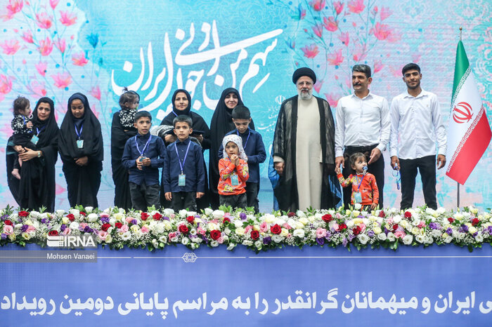 آخرین کودکی که رئیس‌جمهور شهید در گوش او اذان گفت | روایت زنی با ۱۲ بچه از آخرین جایزه شهید رئیسی + عکس