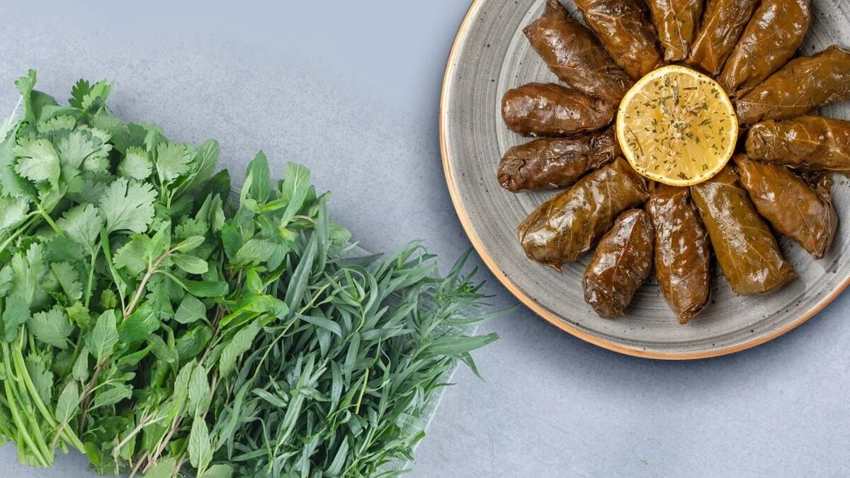 داخل دلمه چه سبزی و چقدر بریزیم؟ | ترکیب و نسبت سبزی دلمه برگ مو سبزی دلمه برگ مو