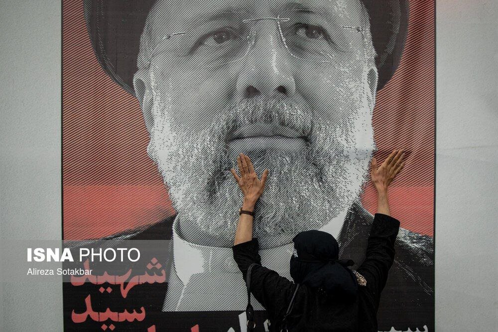 یک عکس خاص و احساسی از مراسم تشییع سید ابراهیم رئیسی