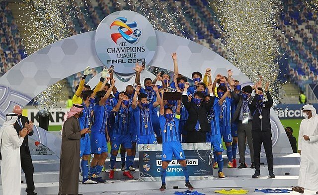 لحظه بالا بردن‌ کاپ قهرمانی لیگ قهرمانان آسیا توسط بازیکنان العین + ویدئو