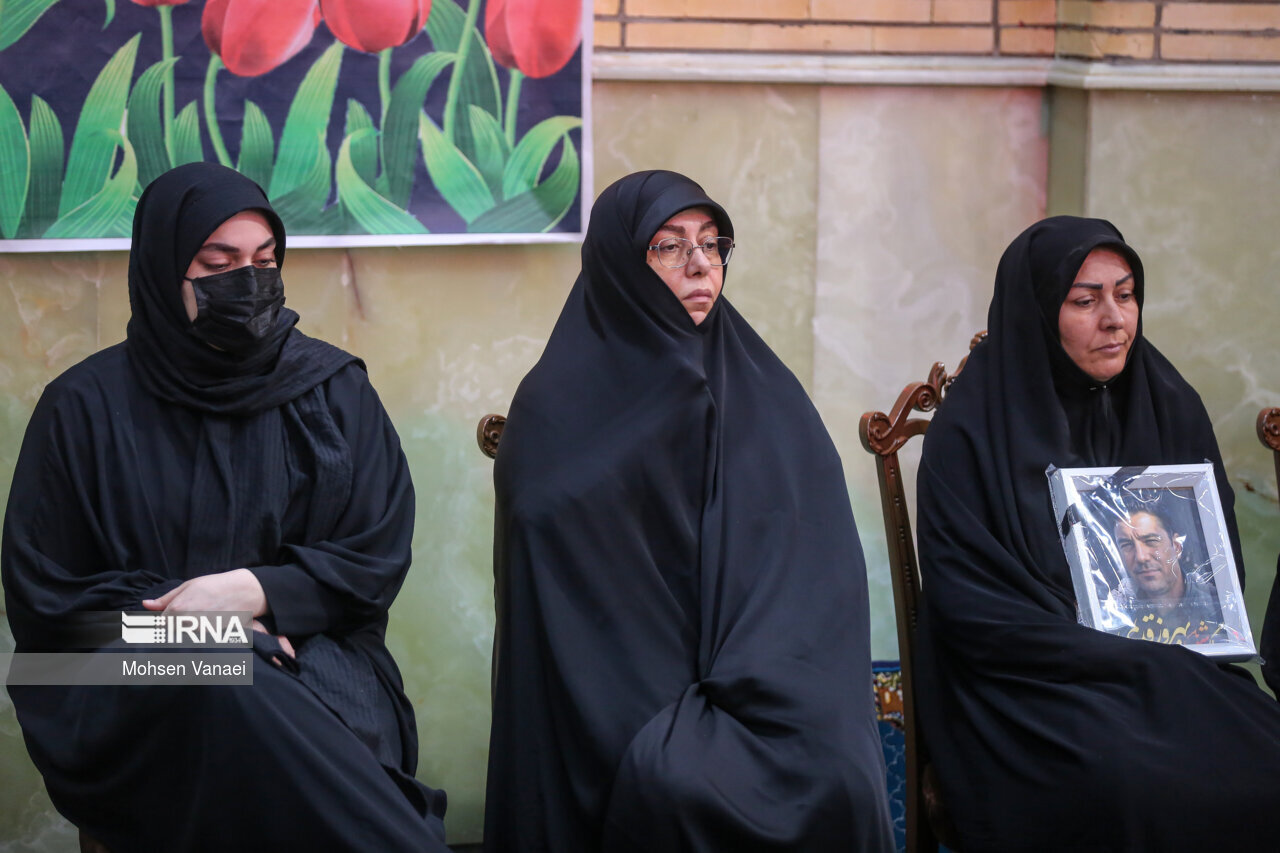 تصویری از چهره غمگین همسر و دختر امیر عبداللهیان