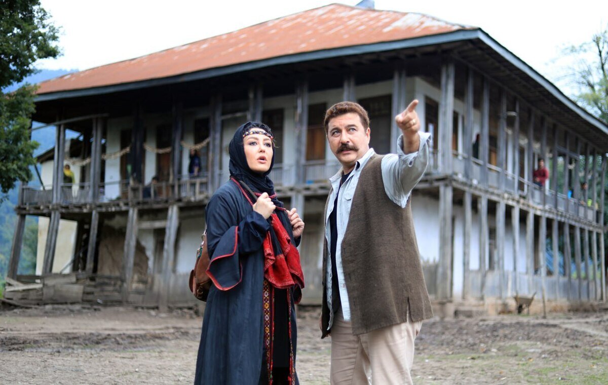 ماجرای دختر ۱۰ سالهای که رازهای عجیب پدرش را کشف میکند + تصاویر | اکران آنلاین «سلفی با رستم»