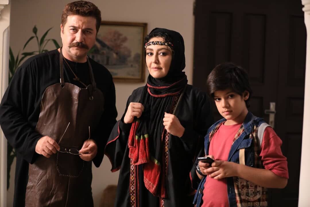 ماجرای دختر ۱۰ سالهای که رازهای عجیب پدرش را کشف میکند + تصاویر | اکران آنلاین «سلفی با رستم»