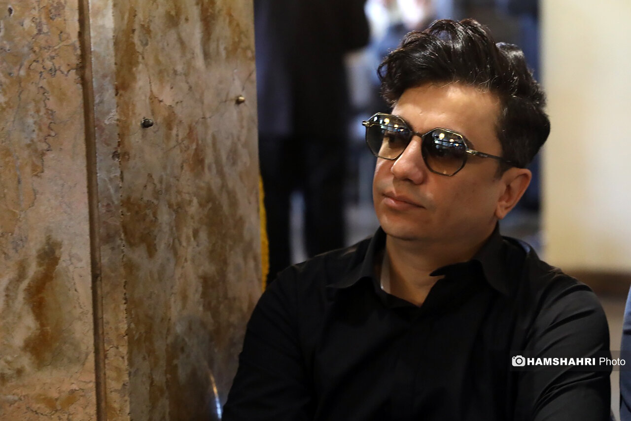 چهره غمزده محسن ابراهیم زاده و داریوش ارجمند در مراسم یادبود شهید رئیسی + عکس