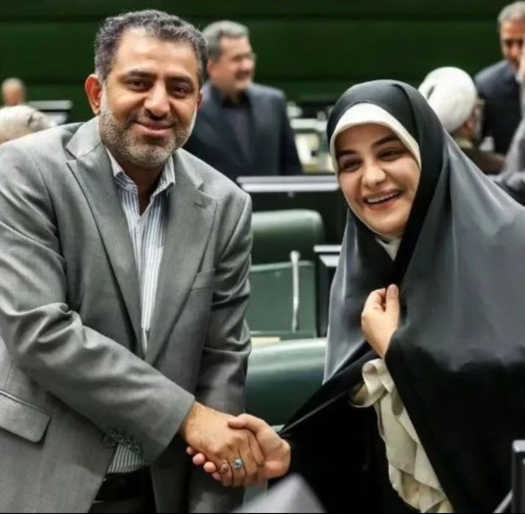 لحظه دست دادن دو نماینده زن و مرد مجلس با هم (عکس)