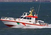 لحظه نجات ۱۱ سرنشین قایق غیرمجاز در آب‌های جزیره کیش