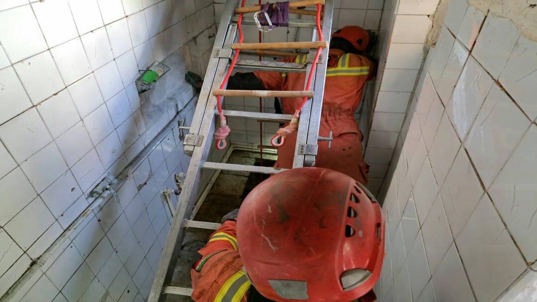 لحظات تلاش نیروهای آتش نشانی برای نجات فردی که در حمام گرفتار شد | ویدئو و عکس