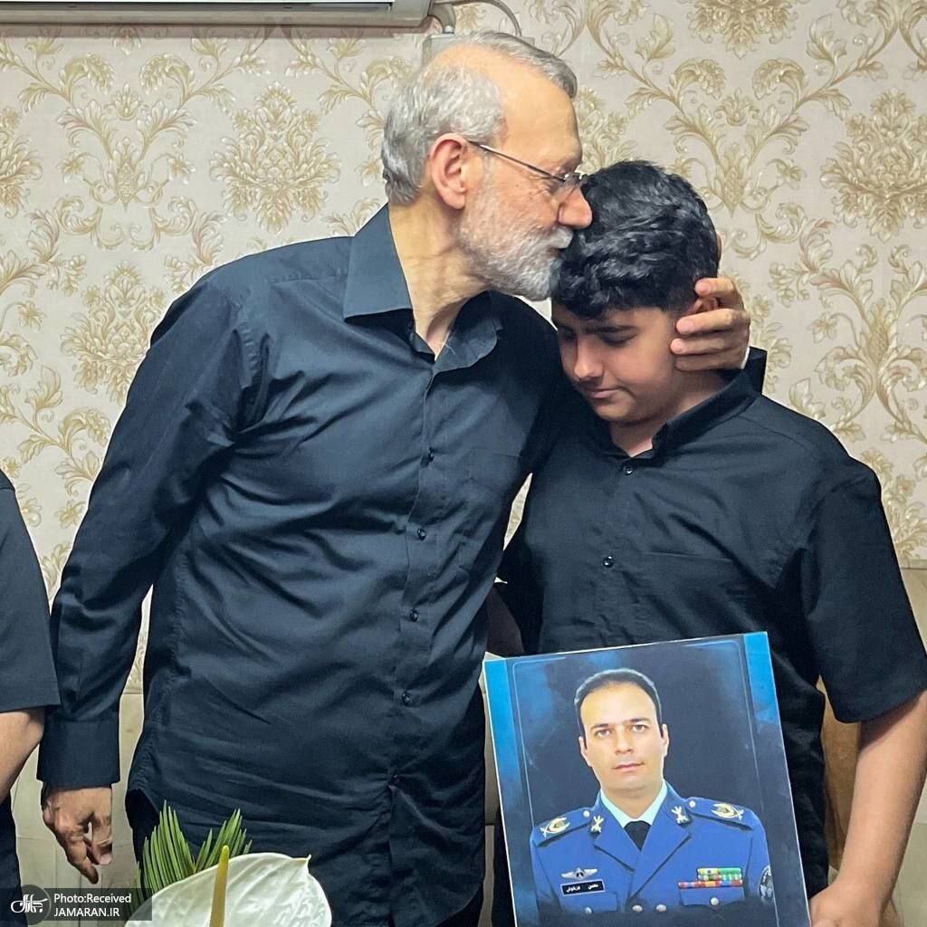 لاریجانی در منزل شهدای سانحه بالگر رئیس جمهور | تصاویر