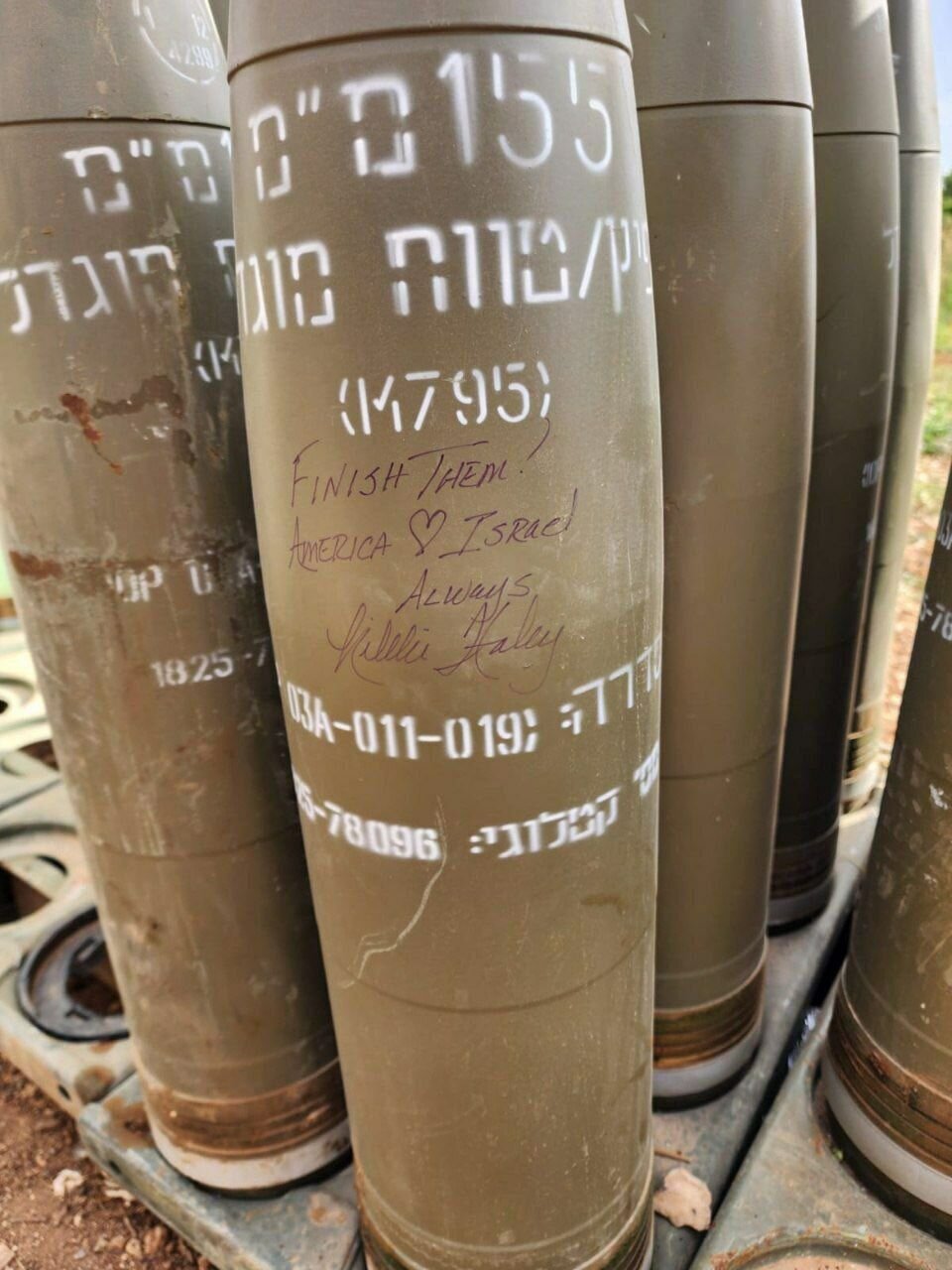 عکس | لحظه‌ای که نیکی هیلی روی بدنه بمب‌های اسراییلی را امضا کرد!