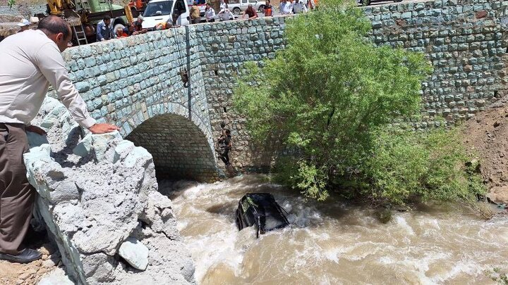 سقوط خودرو پرادو به داخل رودخانه کرج