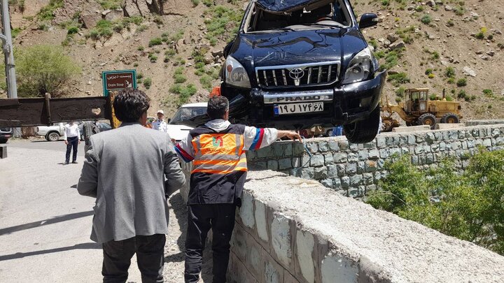 سقوط خودرو پرادو به داخل رودخانه کرج