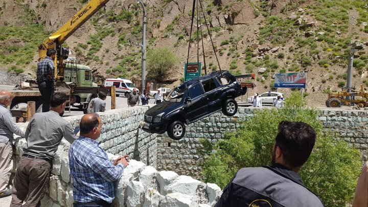 سقوط خودرو پرادو به داخل رودخانه کرج