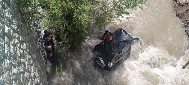 سقوط خودرو پرادو به داخل رودخانه کرج