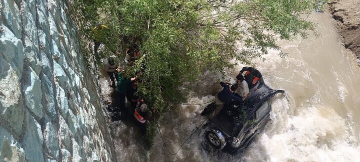 سقوط خودرو پرادو به داخل رودخانه کرج