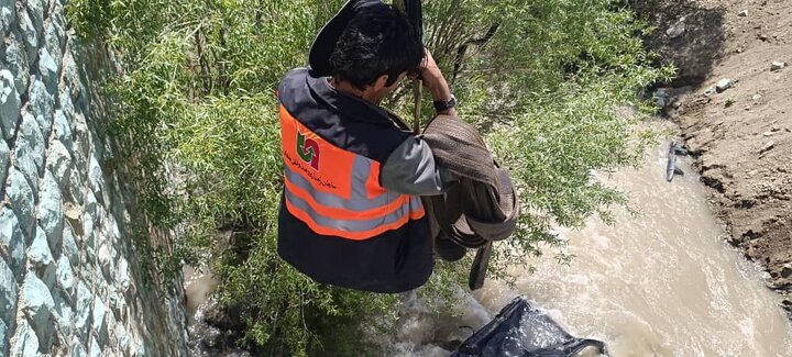 سقوط خودرو پرادو به داخل رودخانه کرج