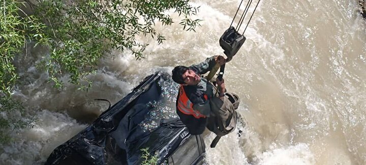 سقوط خودرو پرادو به داخل رودخانه کرج