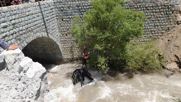 سقوط خودرو پرادو به داخل رودخانه کرج