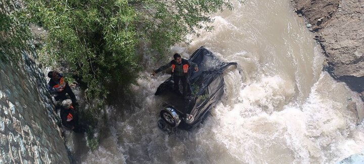 سقوط خودرو پرادو به داخل رودخانه کرج