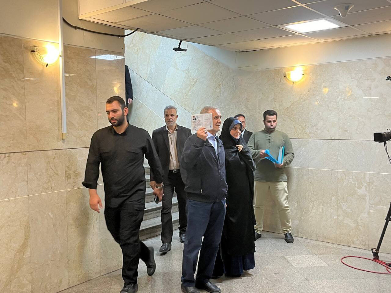 کاندید ریاست جمهوری که به همراه دخترش ثبت نام کرد 1 پزشکیان همراه با دخترش در انتخابات ریاست جمهوری ثبت نام کرد | ویدئو و عکس