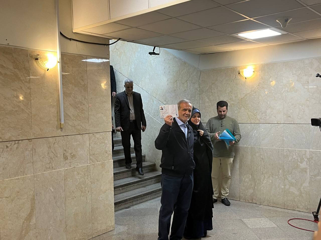 پزشکیان همراه با دخترش در انتخابات ریاست جمهوری ثبت نام کرد | ویدئو و عکس