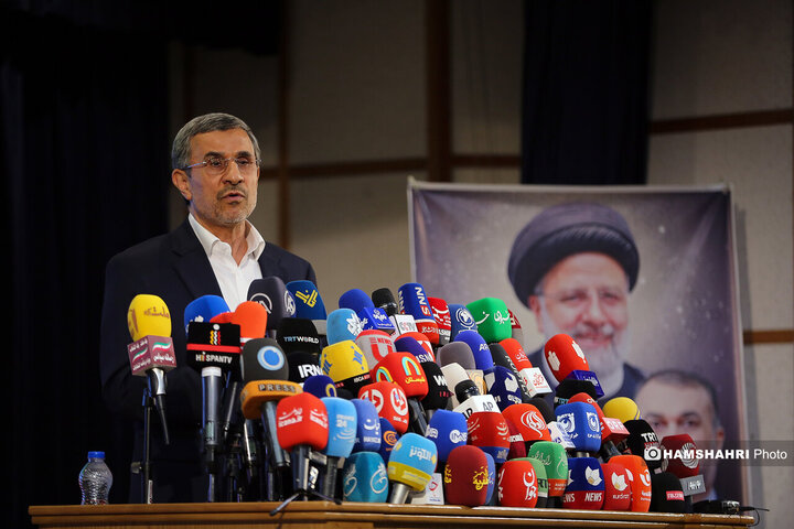 تصاویر «احمدی نژاد» با هیئت همراه برای ثبت نام در انتخابات ریاست جمهوری