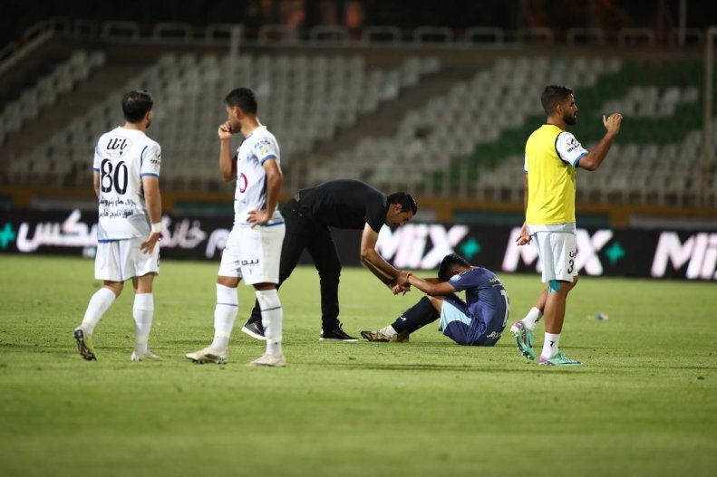 زیباترین اقدام نکونام بعد از قهرمان نشدن | تصویری جالب در پایان بازی با پیکان