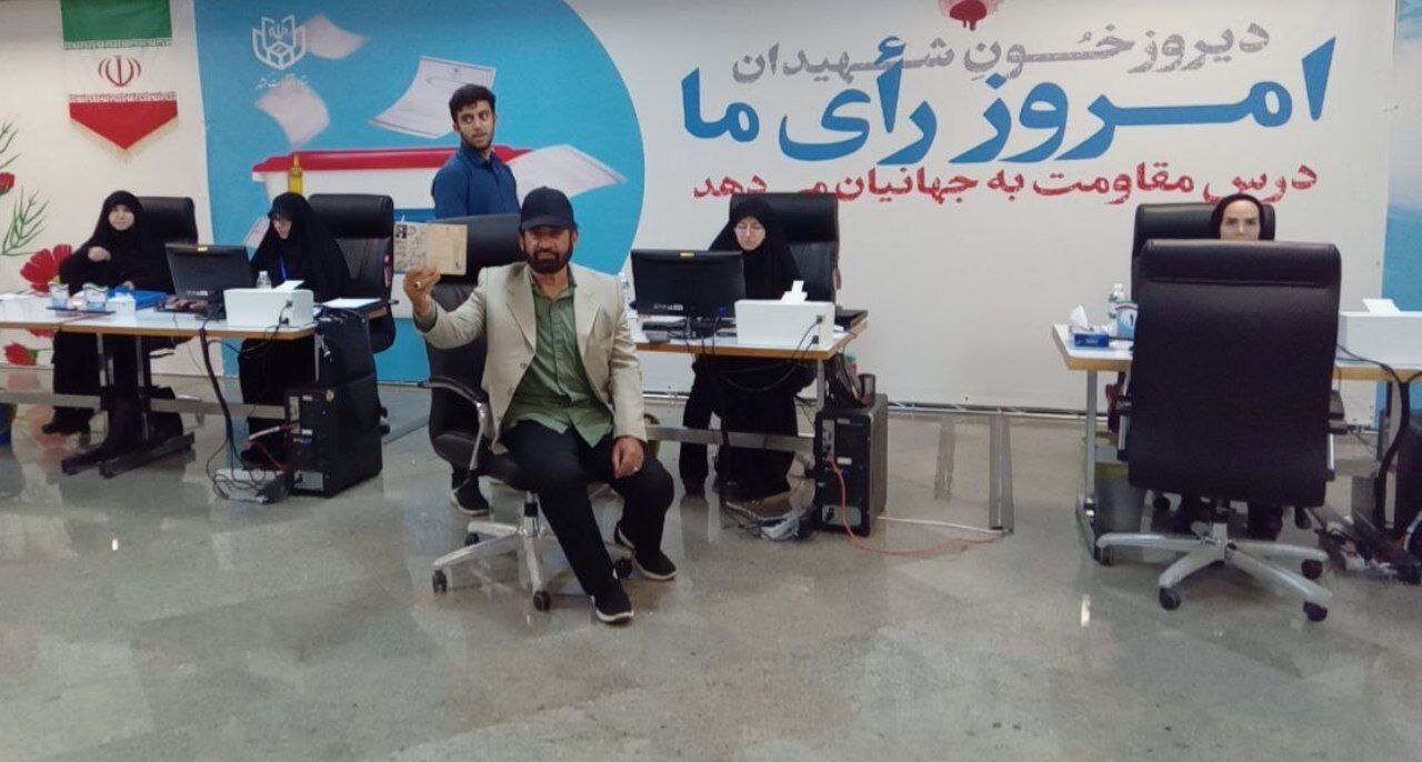 احمدی نژاد هم خودش نام نوشت هم آجودانش + تصاویر