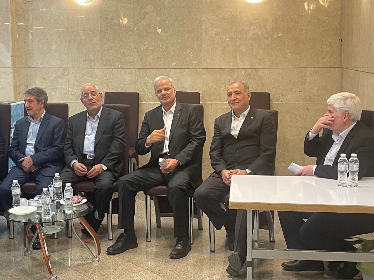 چه کسانی احمدینژاد را در روز ثبتنام انتخابات ۱۴۰۳ همراهی کردند؟ | تصاویر