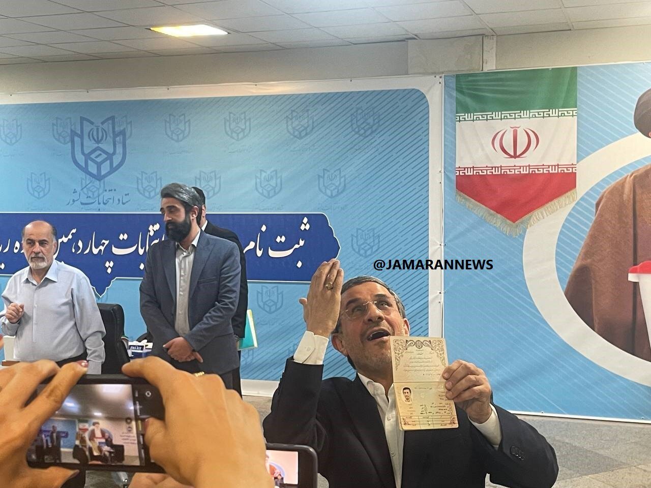 چه کسانی احمدی‌نژاد را در روز ثبت‌نام انتخابات ۱۴۰۳ همراهی کردند؟ | تصاویر
