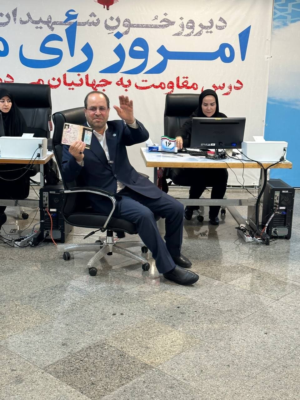 ثبت نام رئیس دانشگاه تهران در انتخابات ریاست جمهوری | ویدئو
