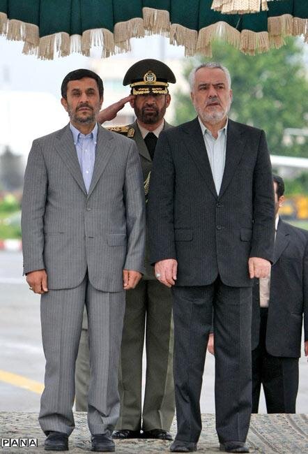 احمدی نژاد هم خودش نام نوشت هم آجودانش + تصاویر