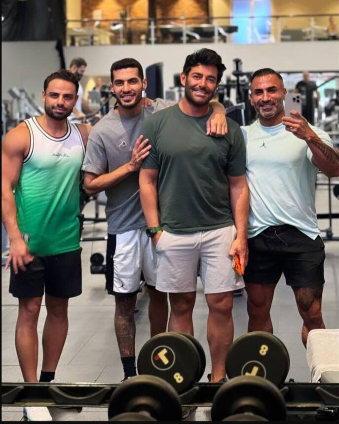 تیپ محمدرضا گلزار در باشگاه ورزشی؛ لبخند آقای بازیگر در کنار دوستانش | عکس