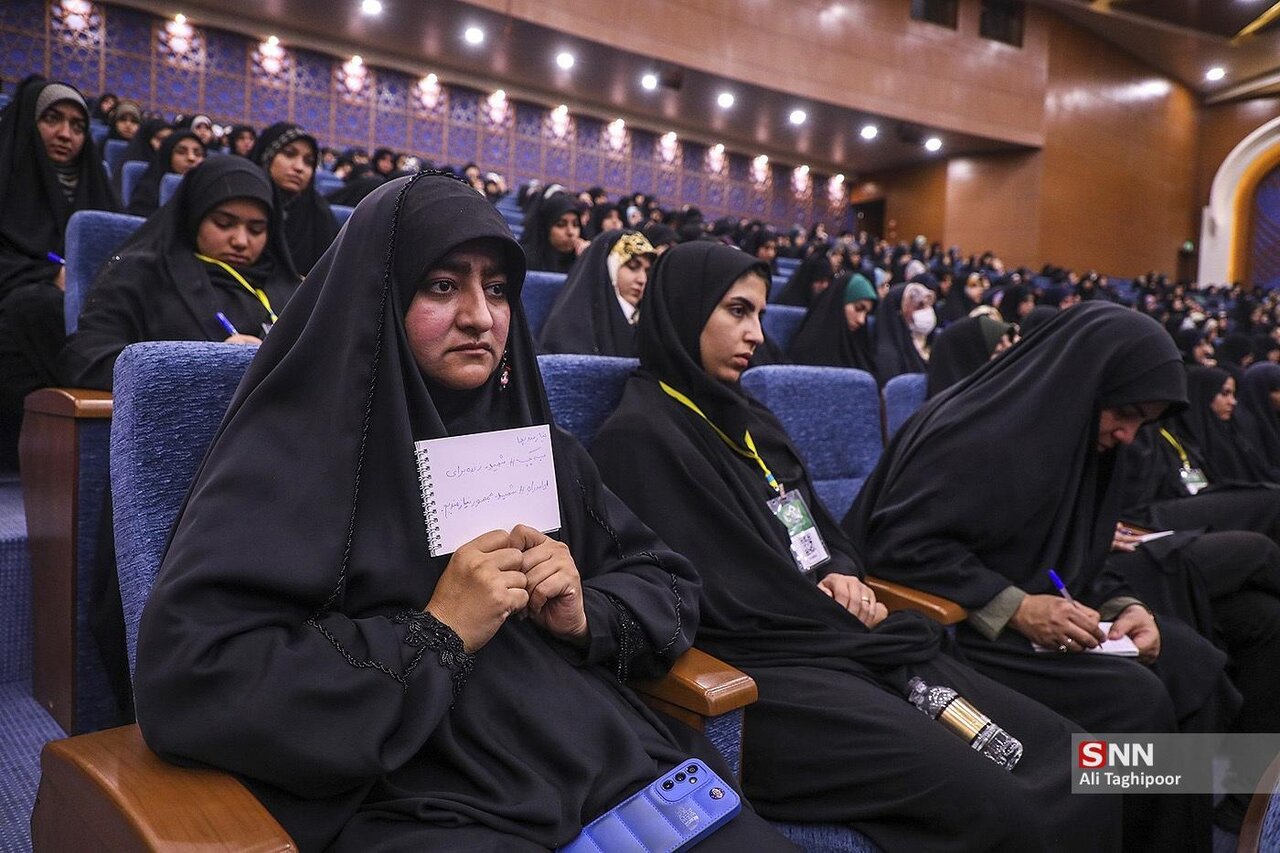 شعارهای دختران دانشجوی بسیجی در دیدار با فرمانده کل سپاه | تصاویر