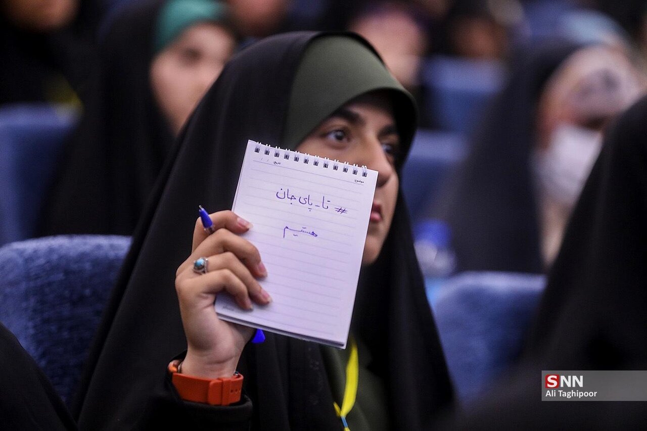 شعارهای دختران دانشجوی بسیجی در دیدار با فرمانده کل سپاه   | تصاویر