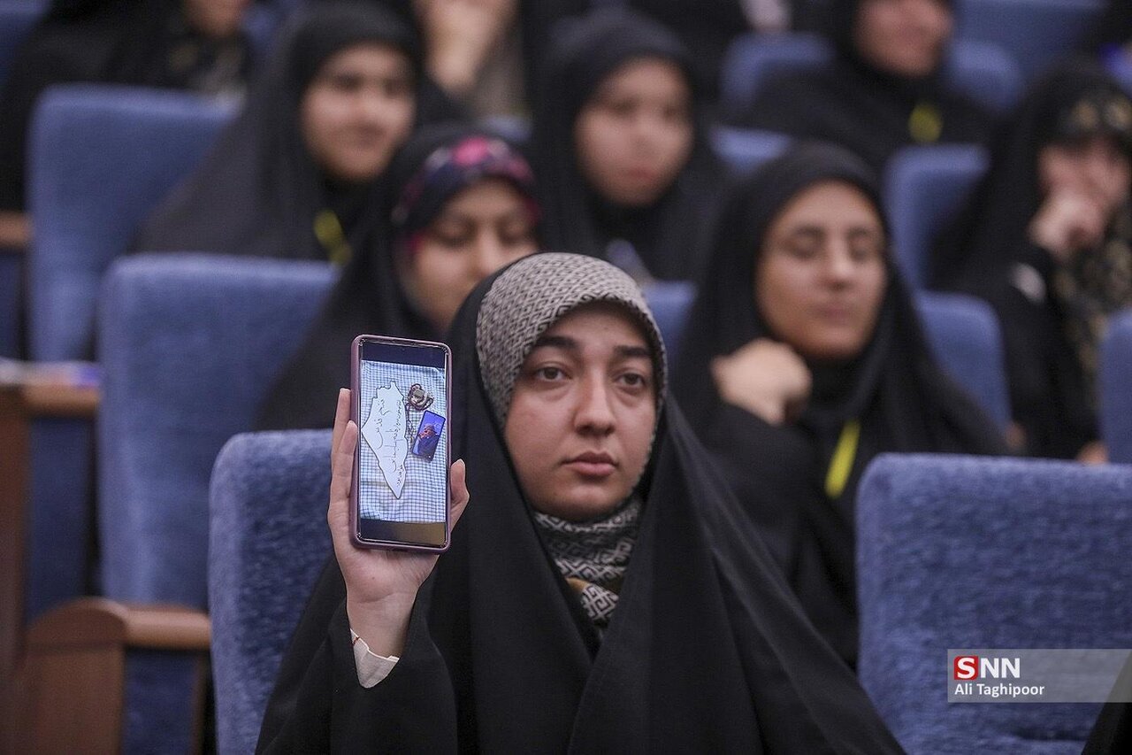 شعارهای دختران دانشجوی بسیجی در دیدار با فرمانده کل سپاه   | تصاویر