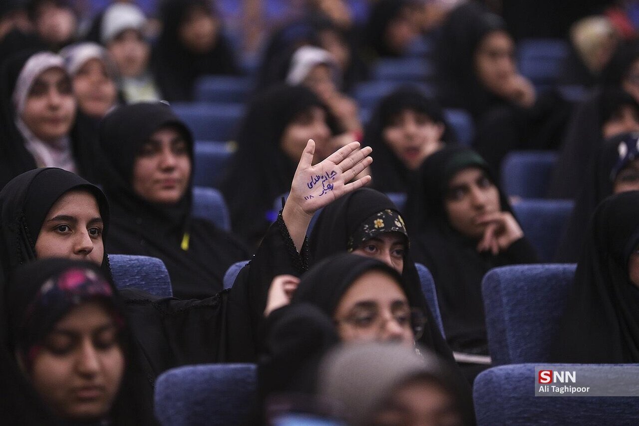 شعارهای دختران دانشجوی بسیجی در دیدار با فرمانده کل سپاه | تصاویر